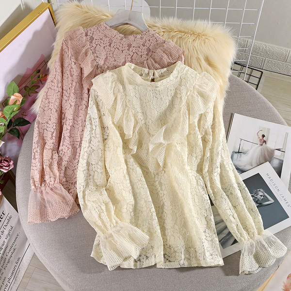 Női csipke ing lótusz ujjal és alacsony gallérral