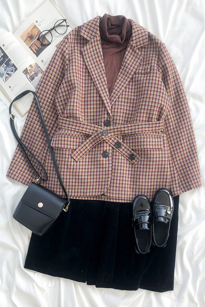 Stílusos női kockás kabát V-alakú gallérral és derékövvel