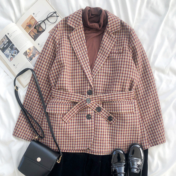Stílusos női kockás kabát V-alakú gallérral és derékövvel