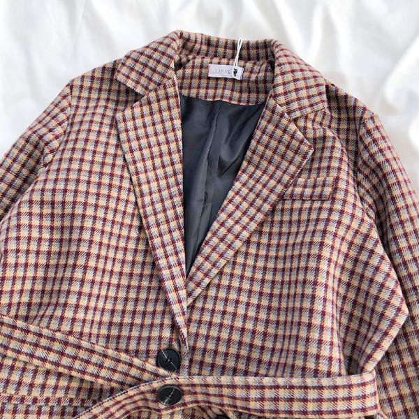 Stílusos női kockás kabát V-alakú gallérral és derékövvel