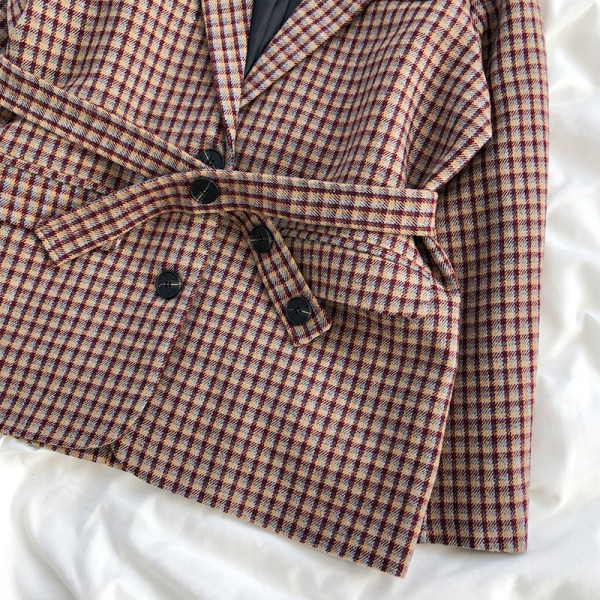 Stílusos női kockás kabát V-alakú gallérral és derékövvel