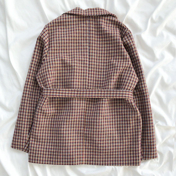 Stílusos női kockás kabát V-alakú gallérral és derékövvel