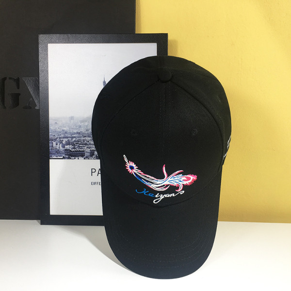 Modern női sapka napellenzővel és hímzéssel - két modell