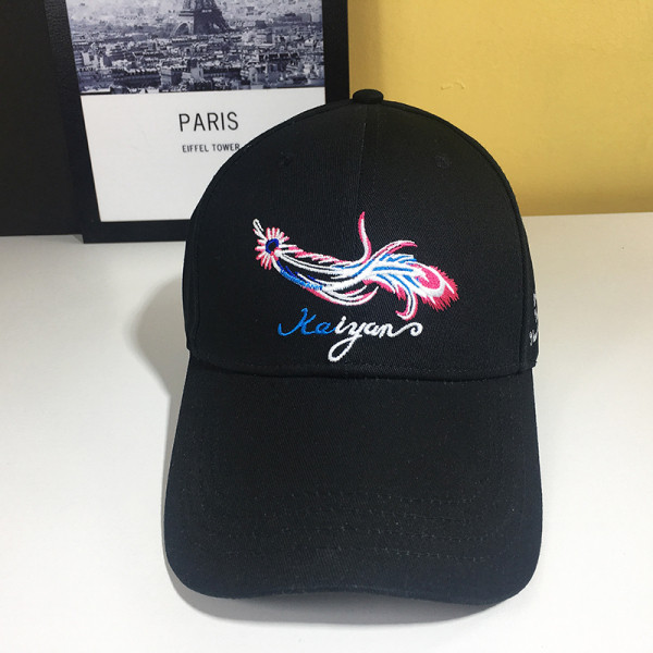 Modern női sapka napellenzővel és hímzéssel - két modell