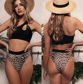 Kétrészes fürdőruha egy pántos felsővel