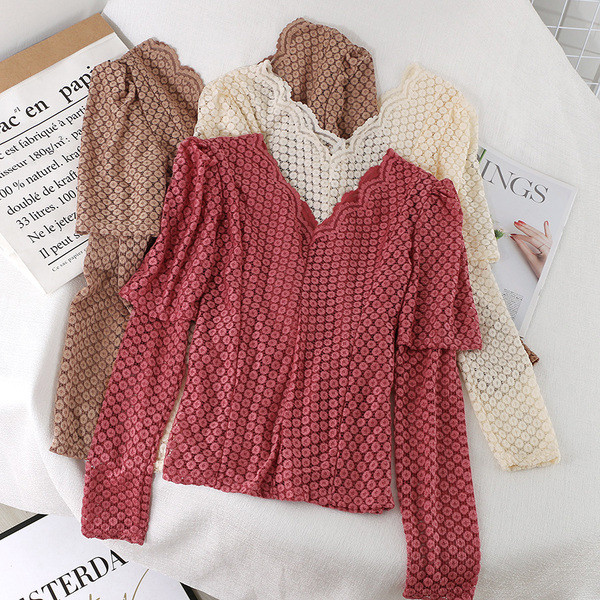 Aktuális női blúz V-nyakkal és csipkével