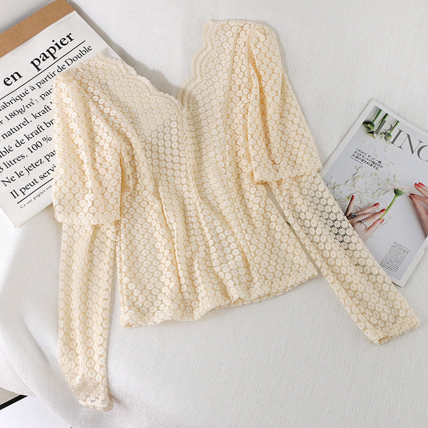 Aktuális női blúz V-nyakkal és csipkével