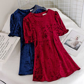 Modern női bársonyruha rövid ujjal, kerek nyakkivágással