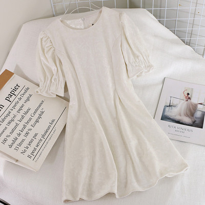 Modern női bársonyruha rövid ujjal, kerek nyakkivágással