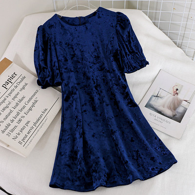 Modern női bársonyruha rövid ujjal, kerek nyakkivágással