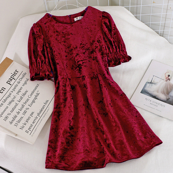 Modern női bársonyruha rövid ujjal, kerek nyakkivágással