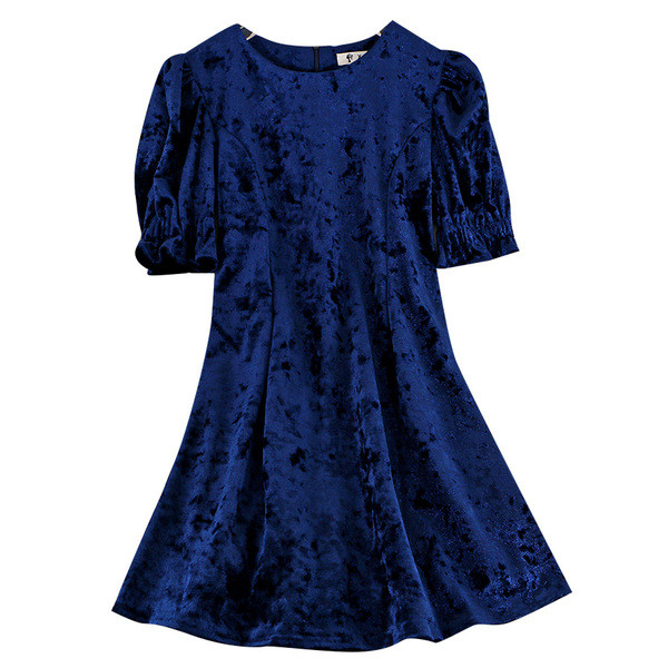 Modern női bársonyruha rövid ujjal, kerek nyakkivágással