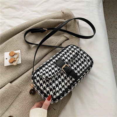 Ορθογώνια γυναικεία τσάντα με μακριά λαβή ώμου και πόρπη