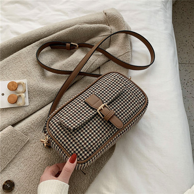 Ορθογώνια γυναικεία τσάντα με μακριά λαβή ώμου και πόρπη