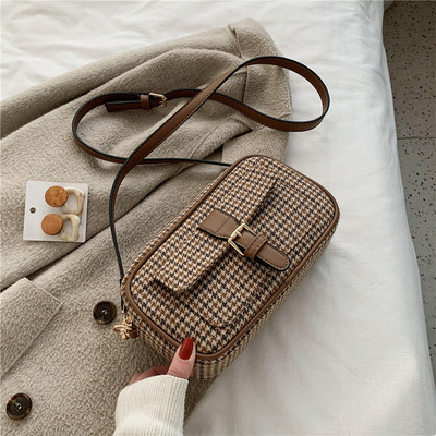 Ορθογώνια γυναικεία τσάντα με μακριά λαβή ώμου και πόρπη