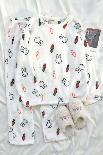 Téli női pehelypizsama két részből, színes mintával