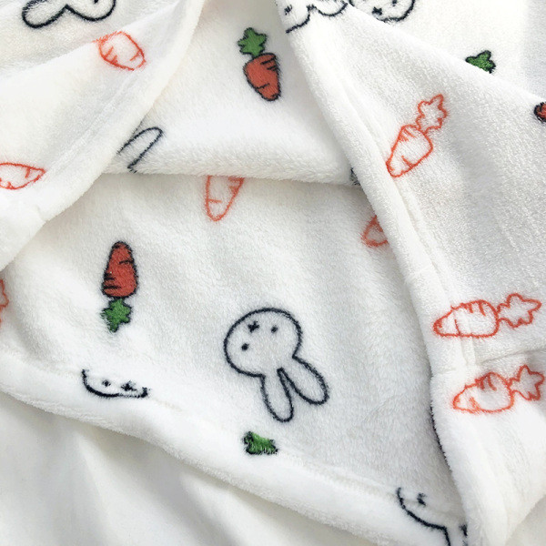 Téli női pehelypizsama két részből, színes mintával