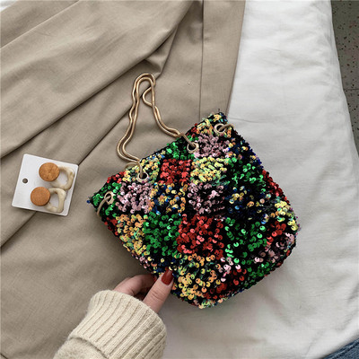 Moodne naiste õlakott litrite ja metallist sangadega