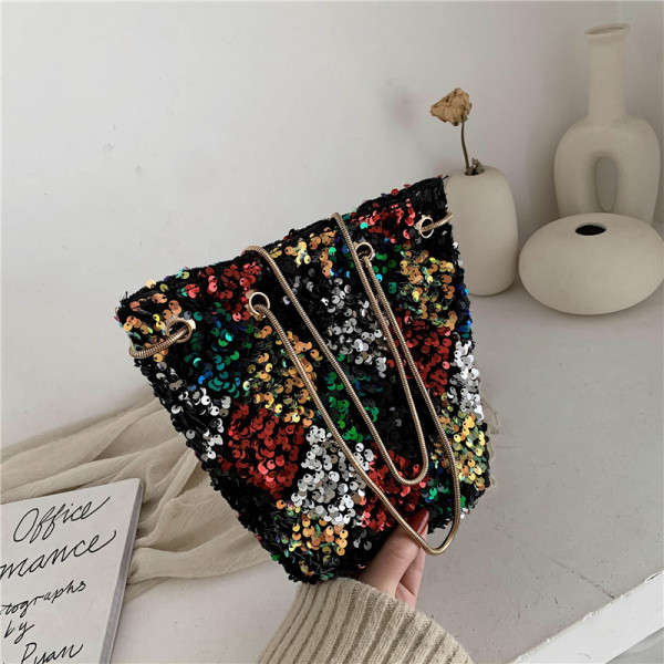 Moodne naiste õlakott litrite ja metallist sangadega