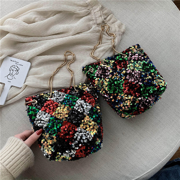 Moodne naiste õlakott litrite ja metallist sangadega