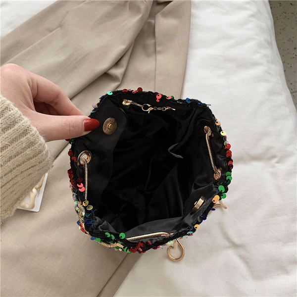 Moodne naiste õlakott litrite ja metallist sangadega