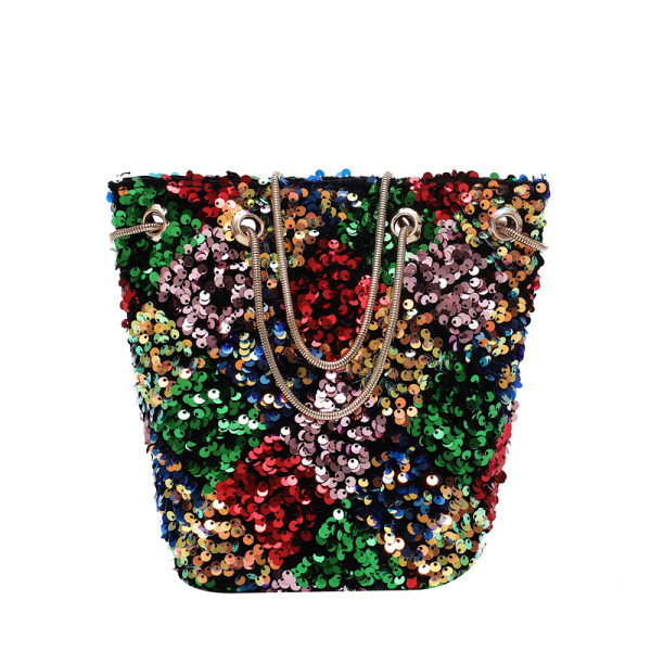 Moodne naiste õlakott litrite ja metallist sangadega