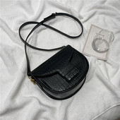 Félkör alakú retro bőr kézitáska, hosszú vállfogantyúval