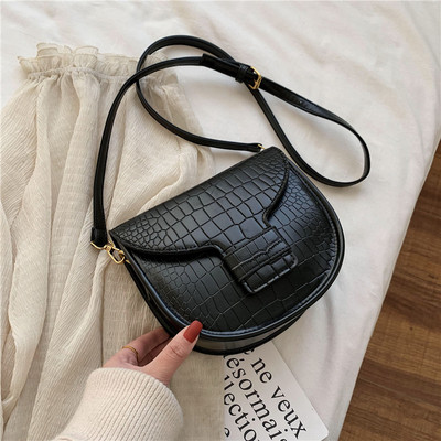 Félkör alakú retro bőr kézitáska, hosszú vállfogantyúval