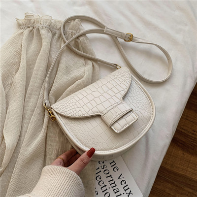 Félkör alakú retro bőr kézitáska, hosszú vállfogantyúval