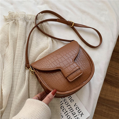 Félkör alakú retro bőr kézitáska, hosszú vállfogantyúval