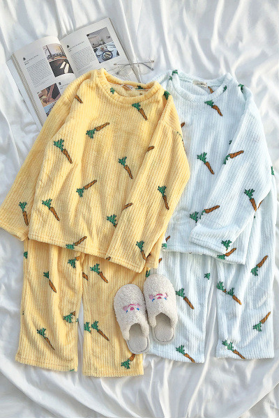 Téli női puha pizsama két részből, sárgarépa mintával