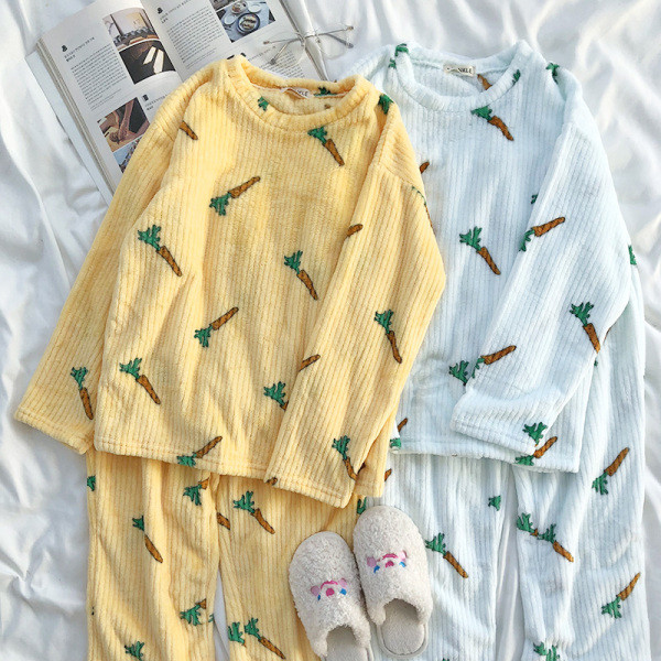 Téli női puha pizsama két részből, sárgarépa mintával