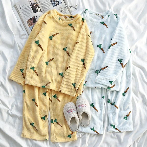 Téli női puha pizsama két részből, sárgarépa mintával