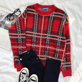 Kockás női pulóver ovális nyakkivágással és hosszú ujjal