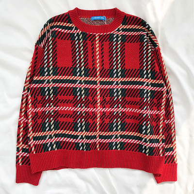 Kockás női pulóver ovális nyakkivágással és hosszú ujjal