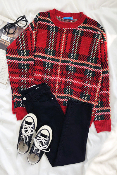 Kockás női pulóver ovális nyakkivágással és hosszú ujjal