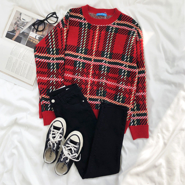 Kockás női pulóver ovális nyakkivágással és hosszú ujjal