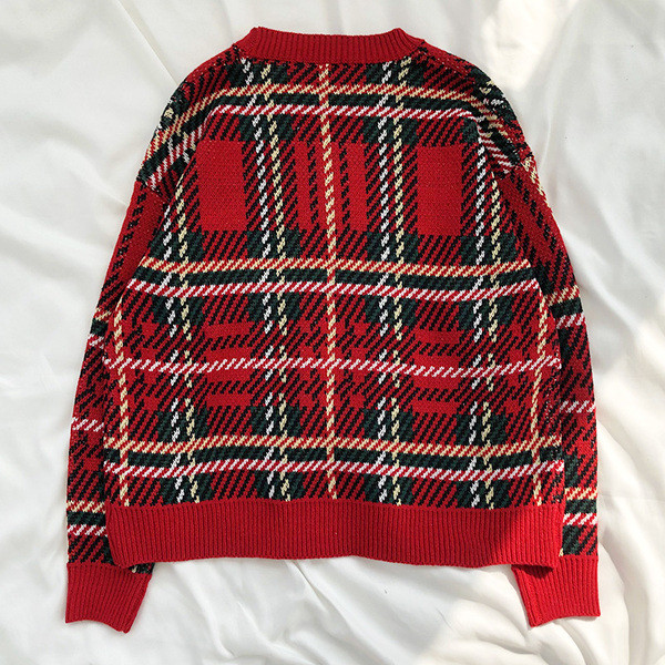 Kockás női pulóver ovális nyakkivágással és hosszú ujjal