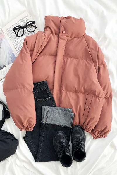 Női téli kabát széles modell zsebekkel és magas gallérral