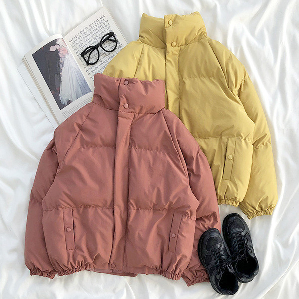 Női téli kabát széles modell zsebekkel és magas gallérral