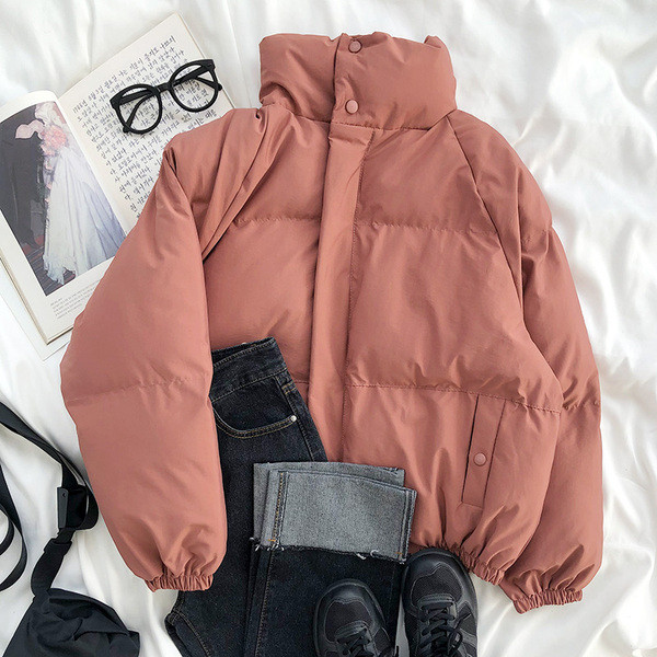 Női téli kabát széles modell zsebekkel és magas gallérral