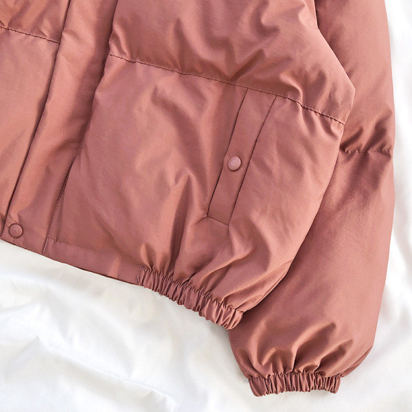 Női téli kabát széles modell zsebekkel és magas gallérral