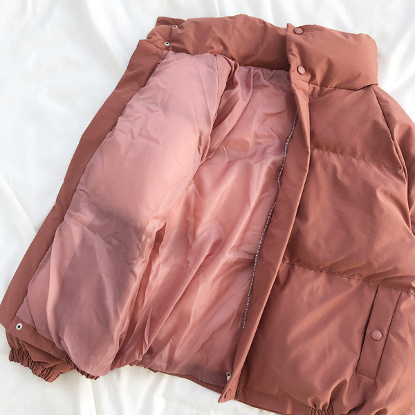 Női téli kabát széles modell zsebekkel és magas gallérral