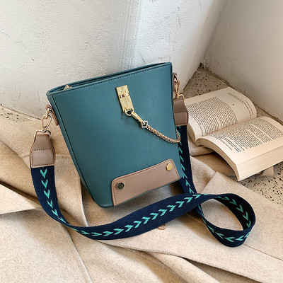 Moodne metallist elementidega naiste õlakott