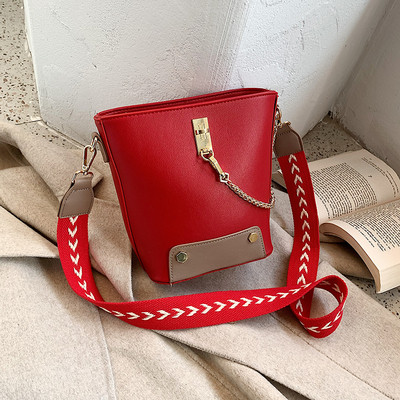 Moodne metallist elementidega naiste õlakott