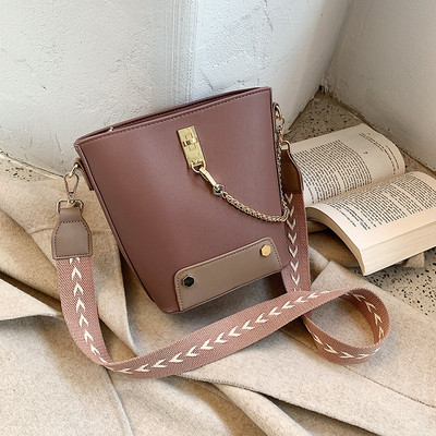 Moodne metallist elementidega naiste õlakott