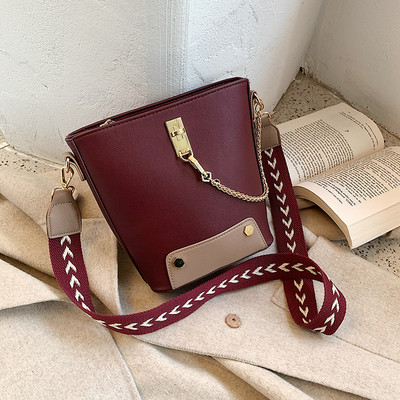 Moodne metallist elementidega naiste õlakott