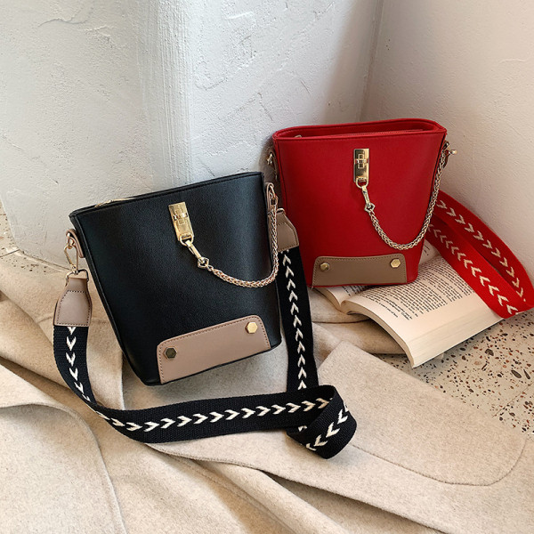 Moodne metallist elementidega naiste õlakott