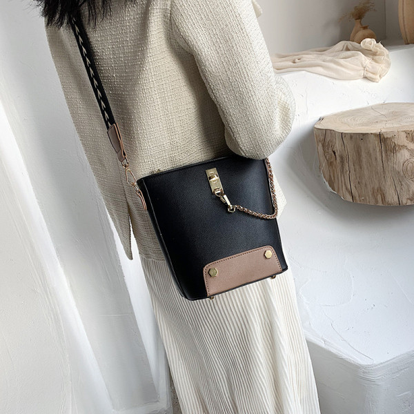 Moodne metallist elementidega naiste õlakott