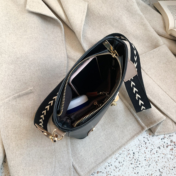 Moodne metallist elementidega naiste õlakott